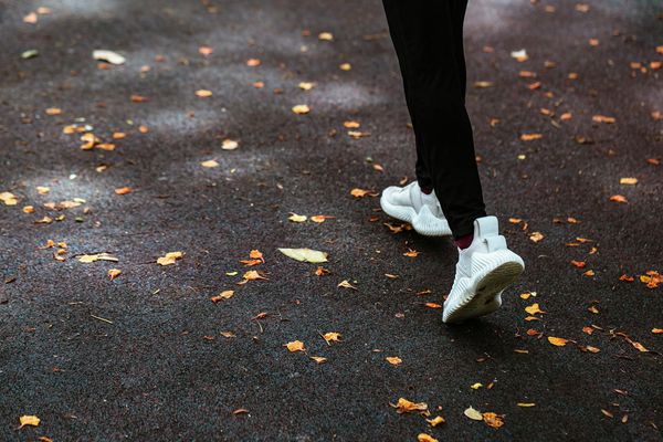 Close-up of athletic legs moving in a rhythmic cardio sequence.